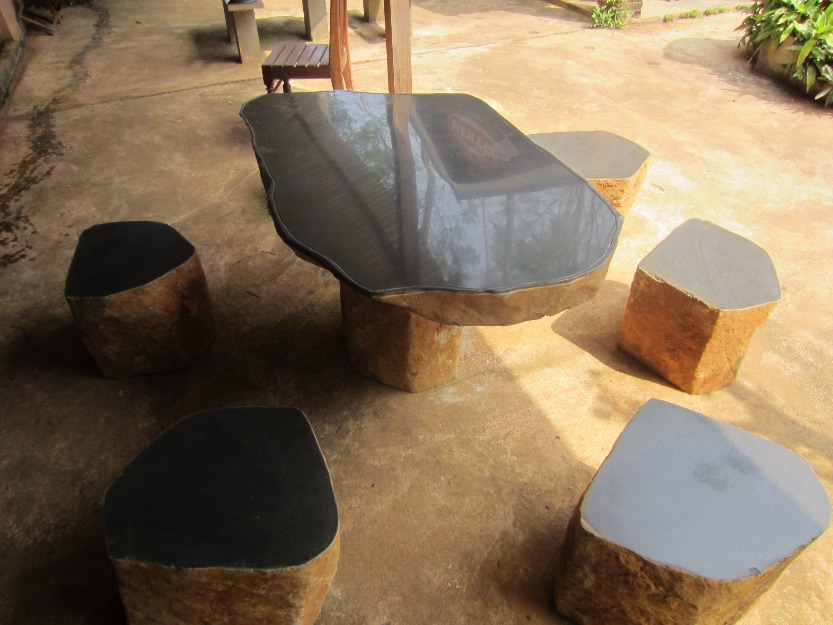 Bàn ghế đá Bazan